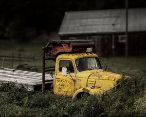 Preview wallpaper truck, yellow, old, grass