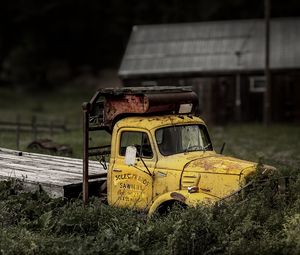 Preview wallpaper truck, yellow, old, grass