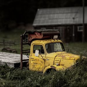 Preview wallpaper truck, yellow, old, grass