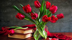 Preview wallpaper tulips, bouquet, vase, glass