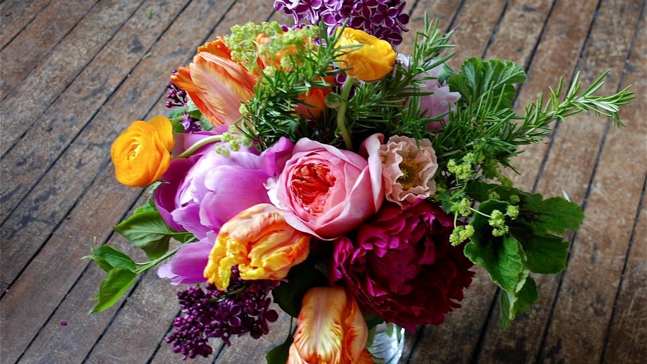 Wallpaper tulips, lilacs, ranunkulyus, bouquet, vase, floor