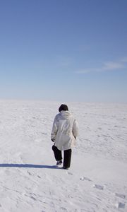 Preview wallpaper tundra, people, snow, footprints