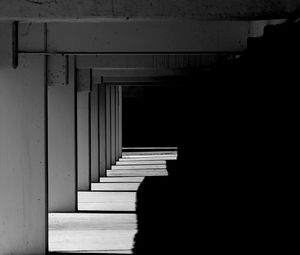 Preview wallpaper tunnel, columns, shadow, black and white
