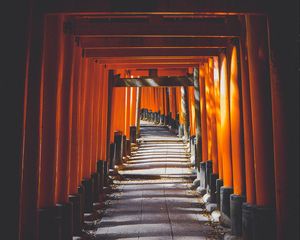 Preview wallpaper tunnel, corridor, dark, columns, path