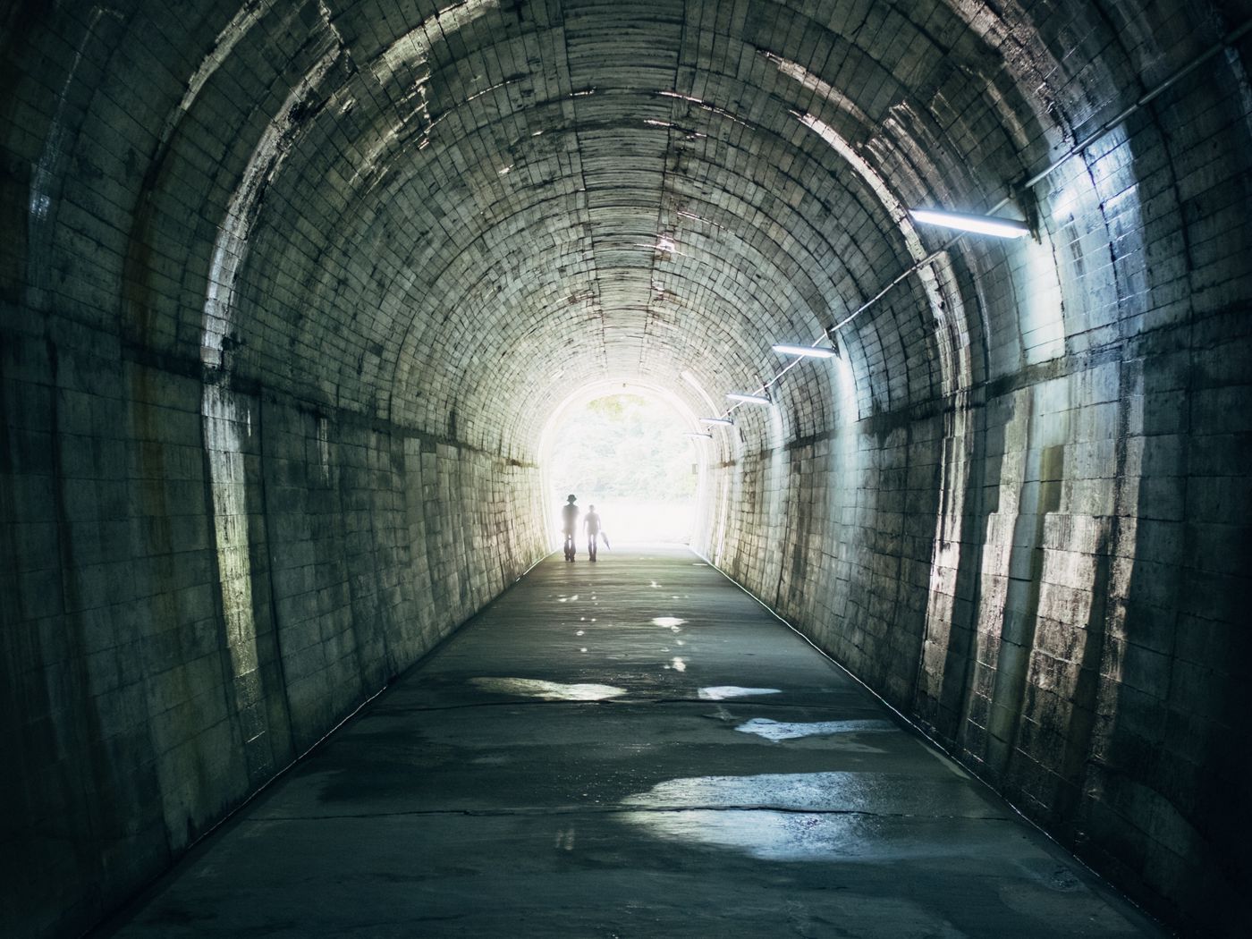 Download Wallpaper 1400x1050 Tunnel Silhouettes Lights Underpass Cape Sata Kagoshima Japan 5171