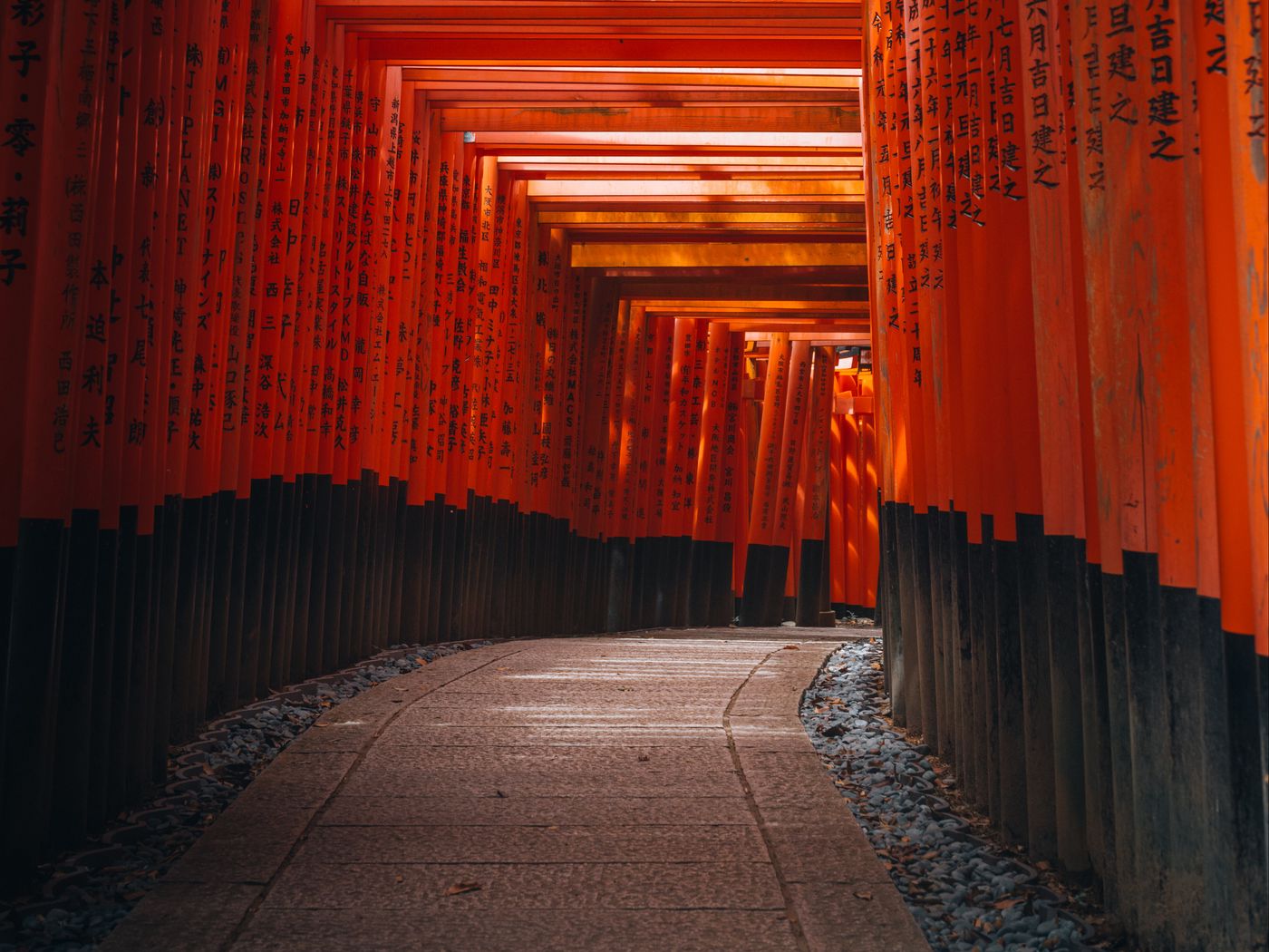 Download wallpaper 1400x1050 tunnel, torii gate, hieroglyphs, road ...