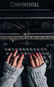 Preview wallpaper typewriter, hands, manicure, jewelry