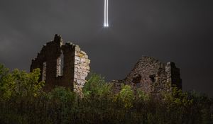 Preview wallpaper ufo, night, ruins, bushes