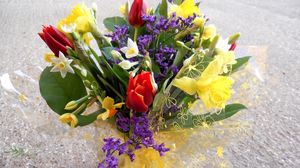 Preview wallpaper ulips, daffodils, flowers, bouquet, wrap, asphalt
