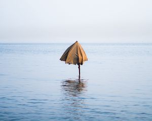 Preview wallpaper umbrella, ocean, water, waves, horizon