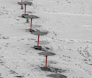 Preview wallpaper umbrellas, winter, snow, beach, landscape, red, bw