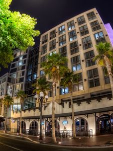 Preview wallpaper usa, road, san - diego, trees, palms, night