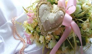 Preview wallpaper valentines day, holiday, love, heart, ribbon, flowers, bouquet, pearls, jewelry