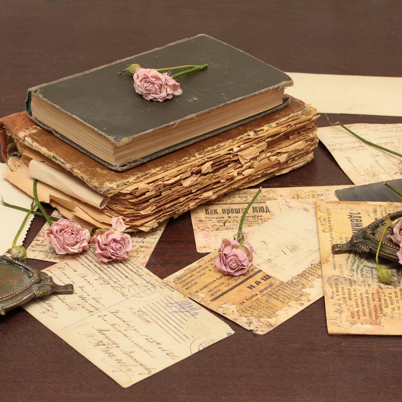 Hình nền iPad vintage sách cũ hoa hồng sẽ mang đến cho bạn sự cổ điển và lãng mạn với những hình ảnh hoa hồng và sách cổ. Hãy để bức tranh này đưa bạn vào một thế giới đầy sự tĩnh lặng và thanh bình.
