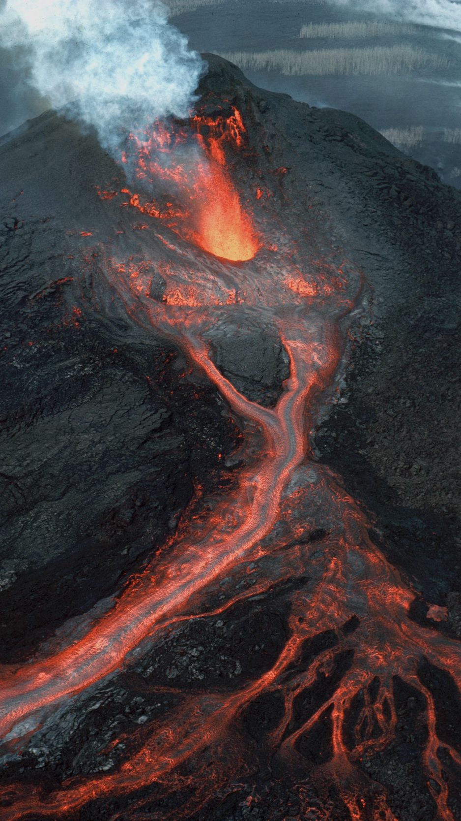 938x1668 Wallpaper volcano, eruption, lava, crater