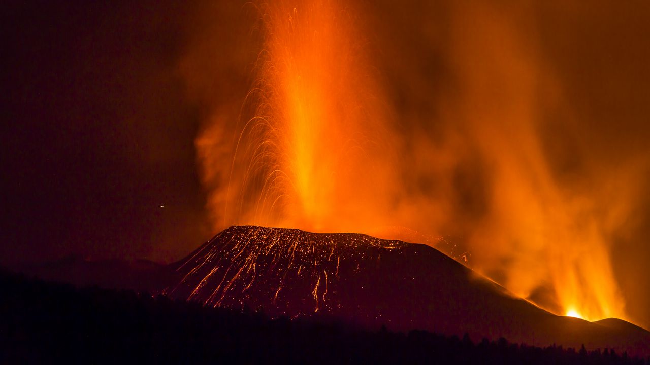 Wallpaper volcano, eruption, lava, splashes