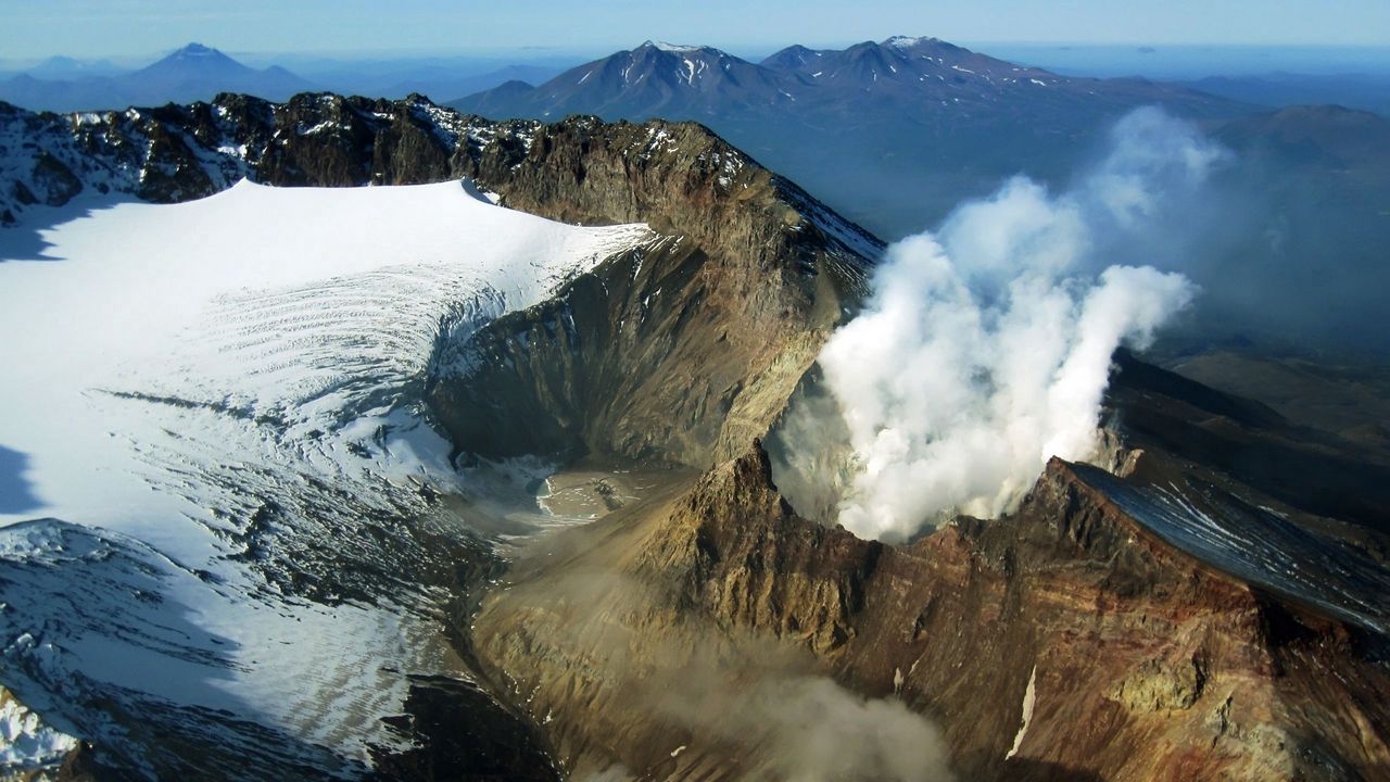Wallpaper volcano, kamchatka, russia, mountains, smoke, snow