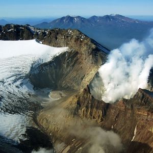 Preview wallpaper volcano, kamchatka, russia, mountains, smoke, snow