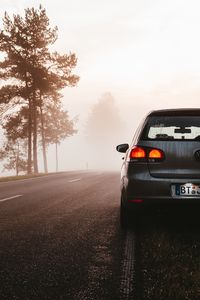 Preview wallpaper volkswagen, fog, car, road, twilight