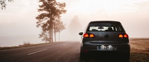 Preview wallpaper volkswagen, fog, car, road, twilight