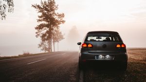 Preview wallpaper volkswagen, fog, car, road, twilight