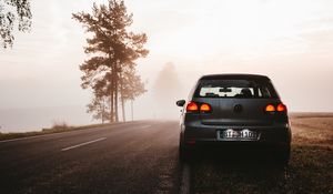 Preview wallpaper volkswagen, fog, car, road, twilight