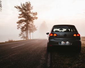 Preview wallpaper volkswagen, fog, car, road, twilight