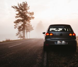 Preview wallpaper volkswagen, fog, car, road, twilight