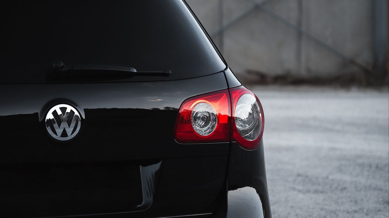 Wallpaper volkswagen golf v, volkswagen, car, headlight, rear view