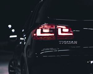 Preview wallpaper volkswagen tiguan, volkswagen, car, black, rear view, lights, backlight