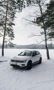 Preview wallpaper volkswagen tiguan, volkswagen, car, white, side view, snow