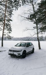 Preview wallpaper volkswagen tiguan, volkswagen, car, white, side view, snow