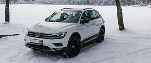 Preview wallpaper volkswagen tiguan, volkswagen, car, white, side view, snow