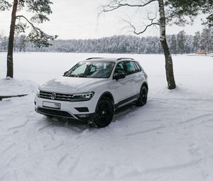 Preview wallpaper volkswagen tiguan, volkswagen, car, white, side view, snow