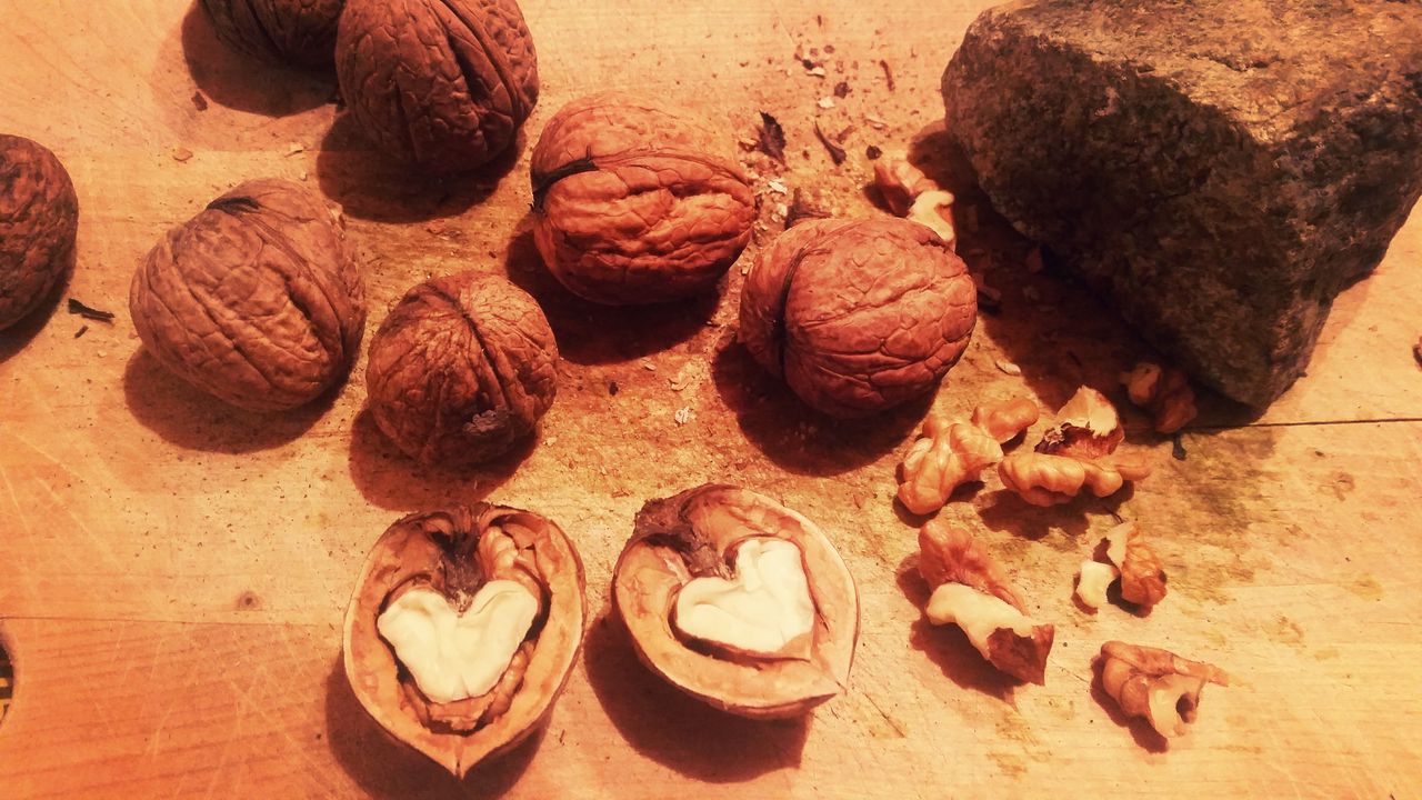 Wallpaper walnuts, heart, shell