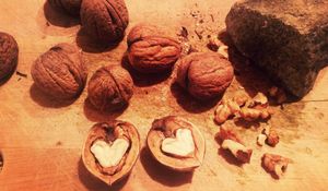 Preview wallpaper walnuts, heart, shell