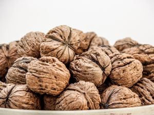 Preview wallpaper walnuts, shells, ripe
