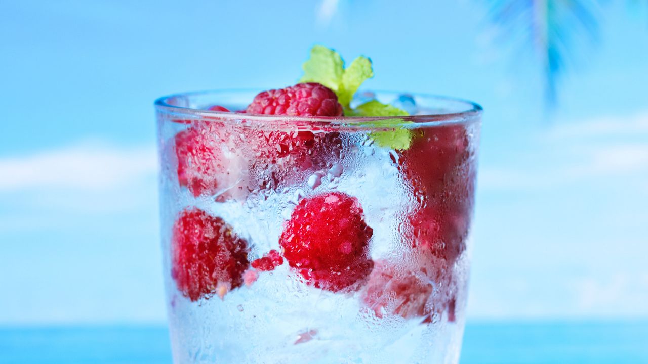 Wallpaper water, raspberry, drink, ice, drops, summer