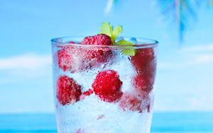 Preview wallpaper water, raspberry, drink, ice, drops, summer