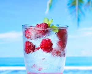 Preview wallpaper water, raspberry, drink, ice, drops, summer