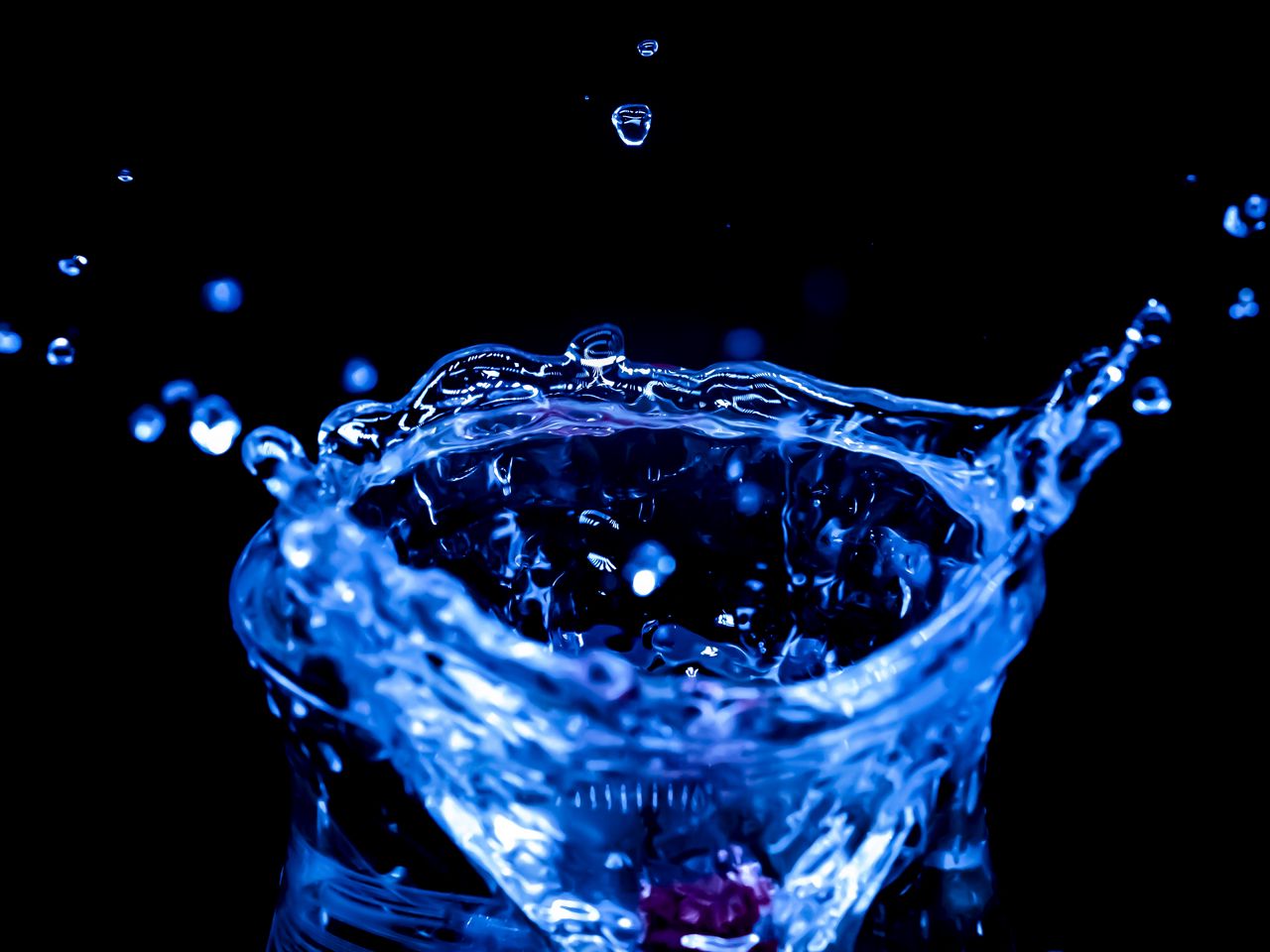 1280x960 Wallpaper water, splash, drop, macro, blue