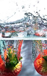 Preview wallpaper water, splash, strawberry, spray