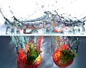 Preview wallpaper water, splash, strawberry, spray