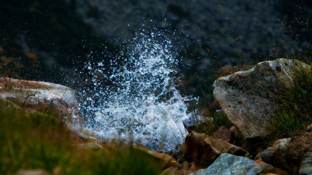 Wallpaper water, splashes, stones, grass, blur, landscape