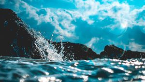 Preview wallpaper water, spray, glare, blur, waves, sky