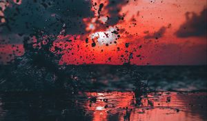 Preview wallpaper water, spray, sea, dusk, sunset