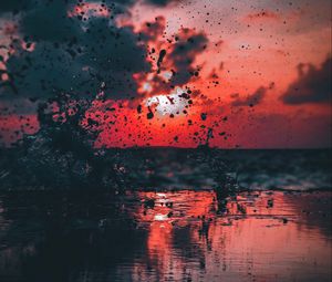 Preview wallpaper water, spray, sea, dusk, sunset