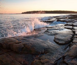 Preview wallpaper water, spray, shore, stones, sunset