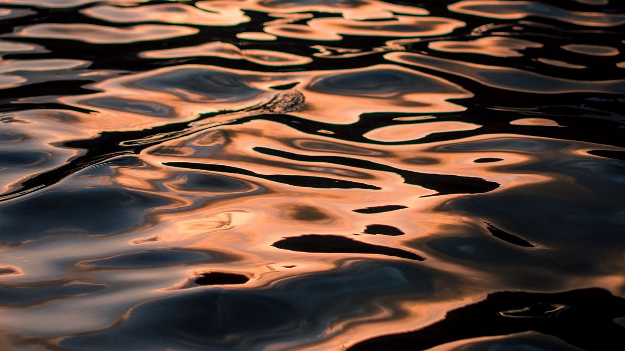 Wallpaper water surface, row, glare, overflow