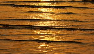 Preview wallpaper water, waves, glare, sunset, dark